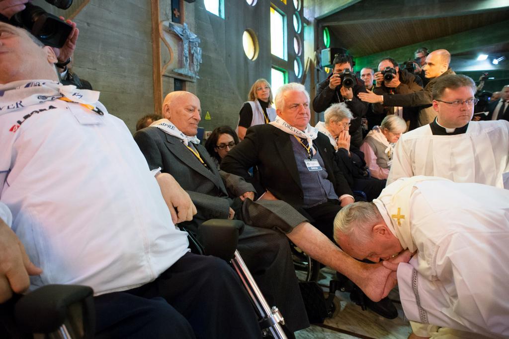 Ο Πάπας Φραγκίσκος έπλυνε συμβολικά τα πόδια 12 ατόμων με ειδικές ανάγκες