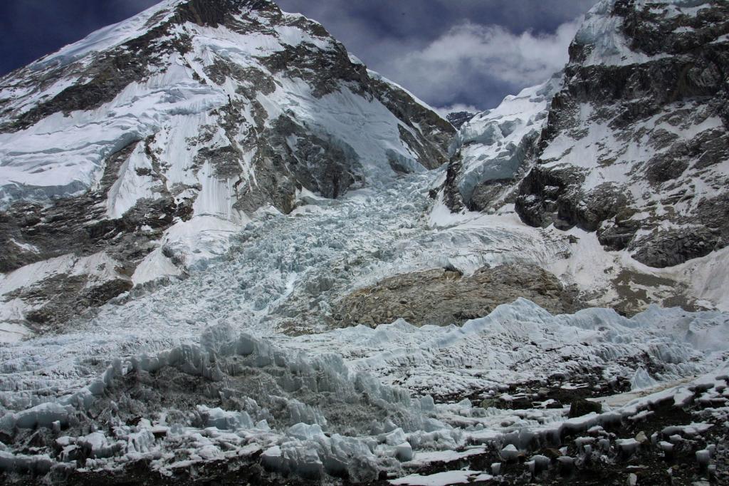 Η μεγαλύτερη τραγωδία στο Εβερεστ: 12 νεκροί από χιονοστιβάδα