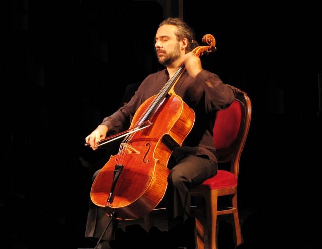 Ενα βιολοντσέλο με όνομα βαρύ