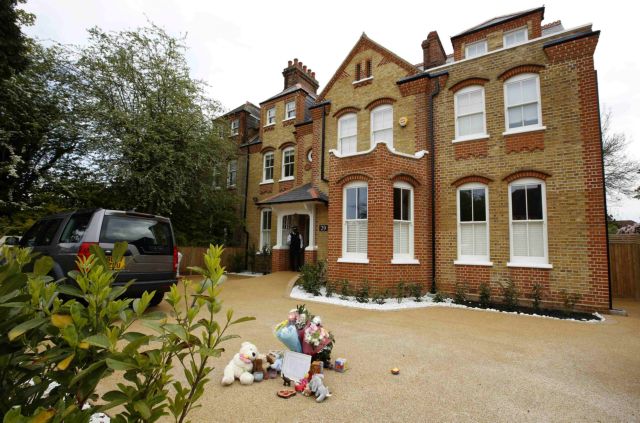 Κατηγορίες για φόνους των παιδιών της απαγγέλθηκαν σε μητέρα στη Βρετανία