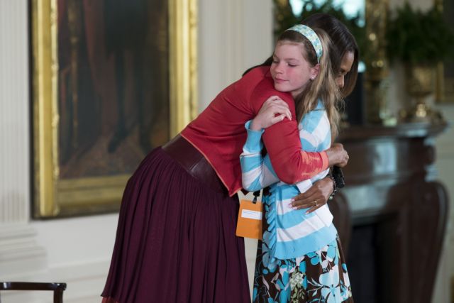 «Μέσο» τη Μισέλ Ομπάμα έβαλε 10χρονη για να βρει δουλειά ο πατέρας της