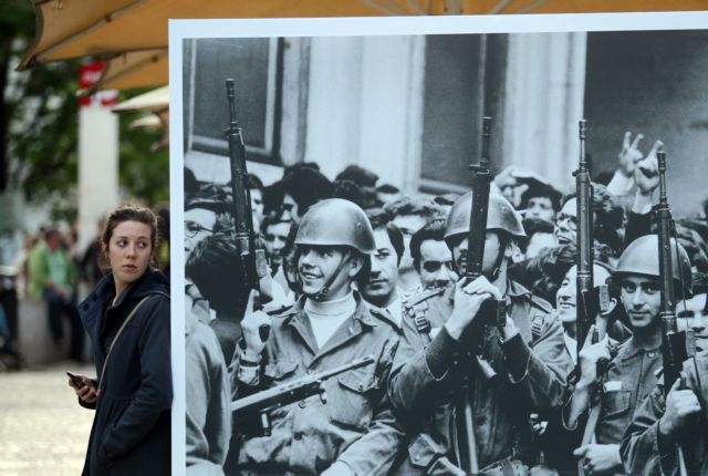 Επέτειος με φόντο το Μνημόνιο στην Πορτογαλία: 40 χρόνια από την «επανάσταση των γαρυφάλλων»