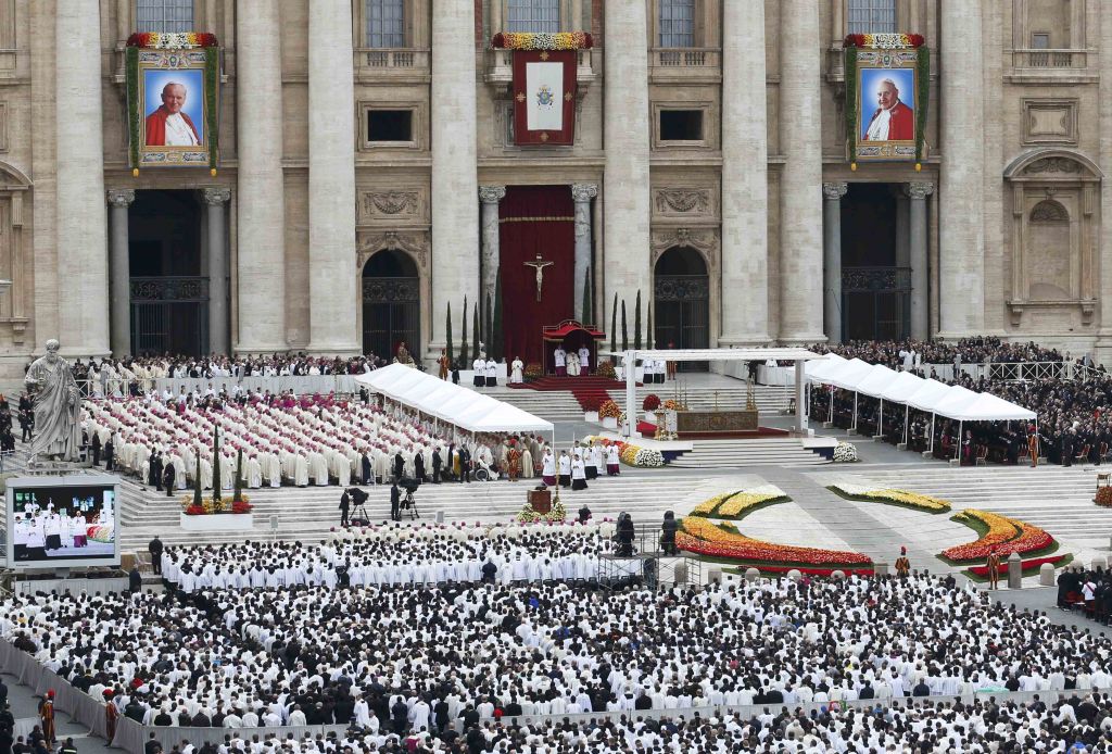 Tο Βατικανό ανακήρυξε αγίους δύο Πάπες – πάνω από ένα εκατ. πιστοί στην τελετή