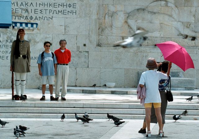 Bloomberg: «Η ζωή στην Αθήνα επιστρέφει στην ομαλότητα»