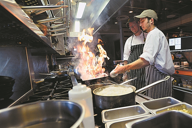 Νέα μόδα οι «σκοτεινές κουζίνες»