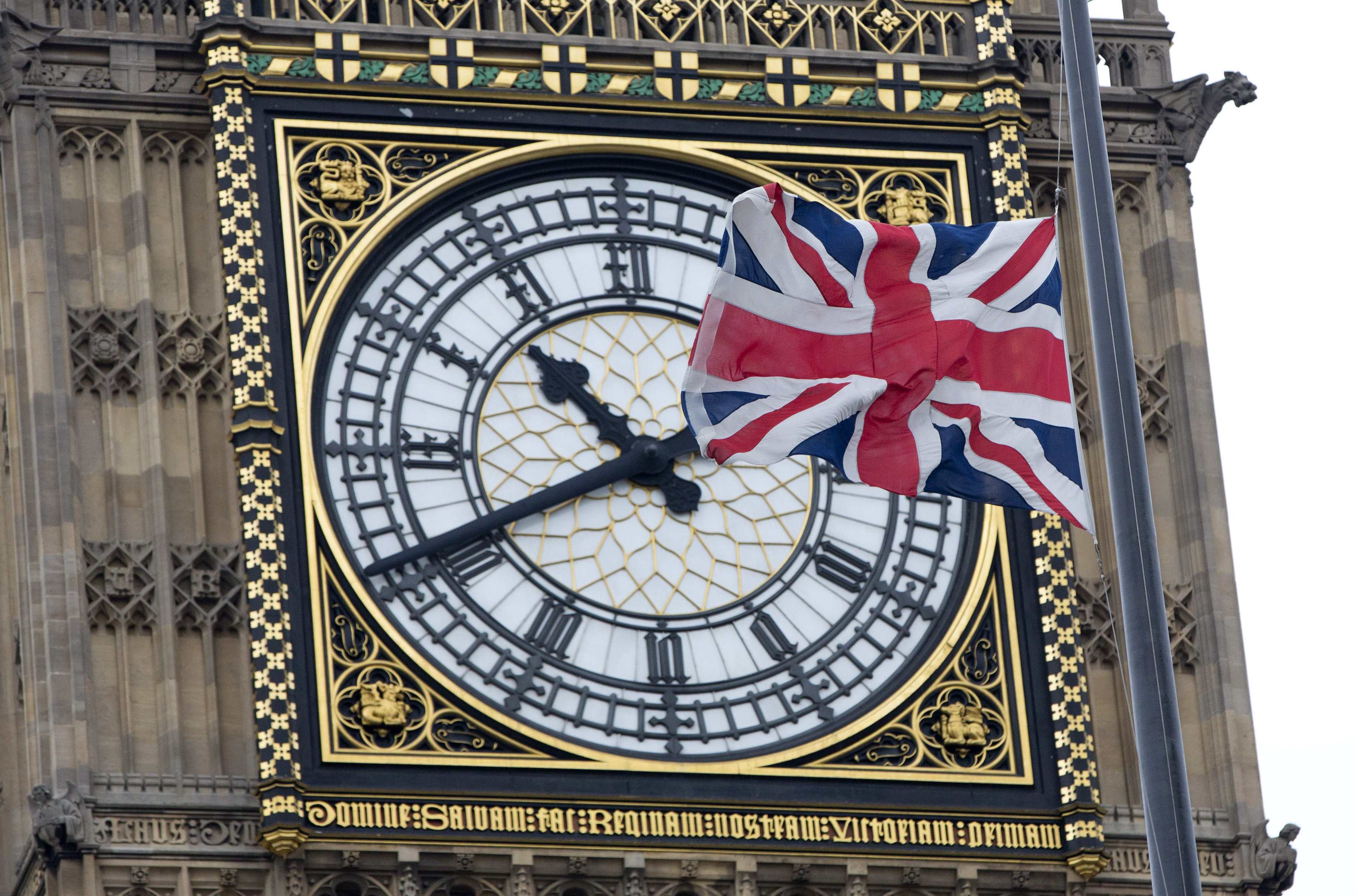 Почему приспущены флаги в великобритании. Флаг над Букингемским дворцом. Приспущенный флаг Великобритании. В Букингемском Дворце приспущены флаги. Букингемский дворец,Биг Бен и флаг Великобритании.
