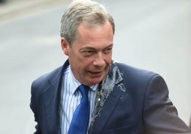 Πέταξαν αυγό στον Νάιτζελ Φάρατζ του UKIP