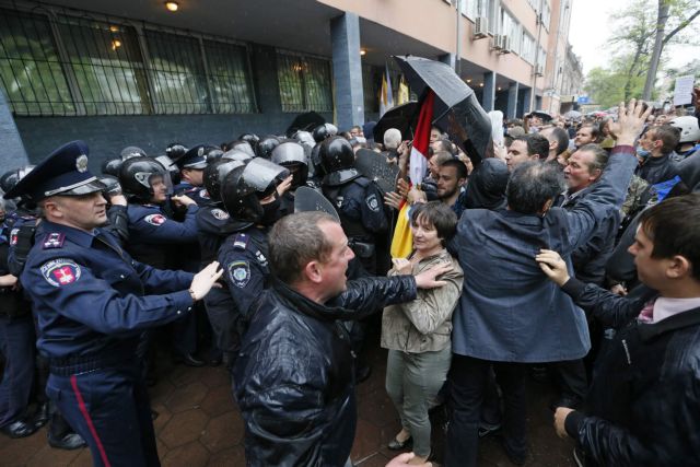Ουκρανία: Εκατοντάδες φιλορώσοι επιτέθηκαν εναντίον αστυνομικού τμήματος στην Οδησσό | tanea.gr