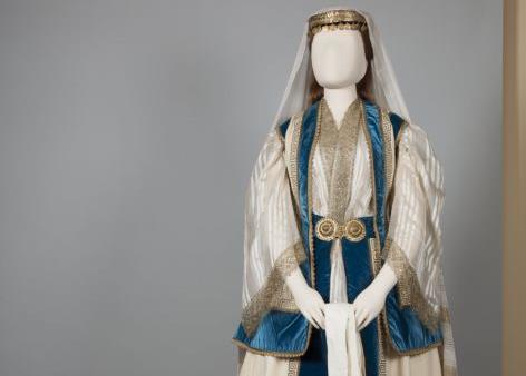 Οταν η μόδα διδάσκει Ιστορία: Γυναικεία ενδύματα μιλούν για την Ελλάδα δύο αιώνων