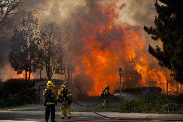 Καλιφόρνια: Ο πύρινος εφιάλτης αναγκάζει χιλιάδες ανθρώπους να εγκαταλείψουν τα σπίτια τους | tanea.gr