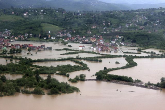 Σερβία-Βοσνία: Σε κατάσταση εκτάκτου ανάγκης από τις χειρότερες πλημμύρες τα τελευταία 120 χρόνια
