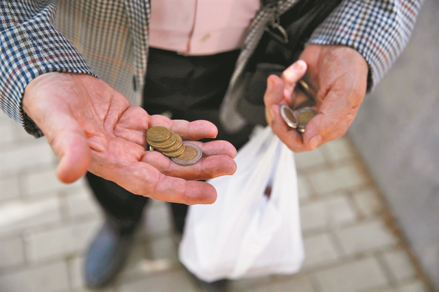 Βγάζει κίτρινες κάρτες για το πακέτο Τσίπρα