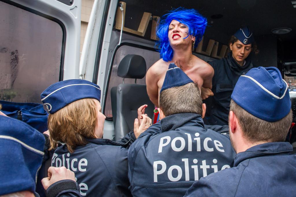 Γαλλία: Μία ακτιβίστρια της Femen αποκεφάλισε… τον Πούτιν