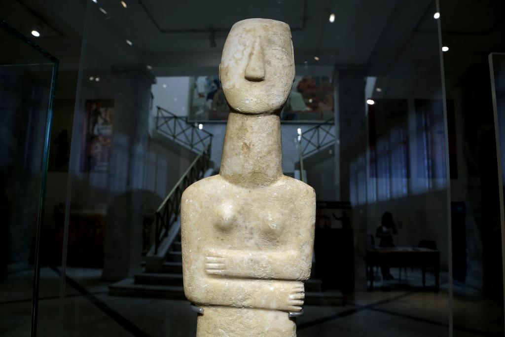 Συγκίνηση στο Αρχαιολογικό Μουσείο για την «Κυκλαδίτισσα» που επέστρεψε στην Ελλάδα