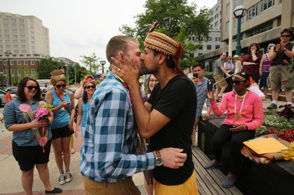 Ο δήμος της Νάπολης θα αρχίσει να εγγράφει στο ληξιαρχείο γάμους μεταξύ ομοφυλόφιλων