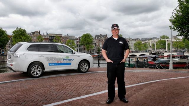 Ενας ελβετός πιλότος «προσγειώνει» την κατανάλωση του υβριδικού Outlander PHEV