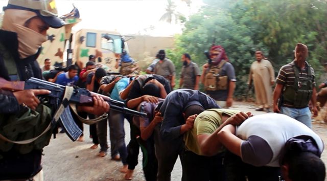 Σοκ προκαλούν φωτογραφίες με μαζικές εκτελέσεις ιρακινών στρατιωτών από τους τζιχαντιστές