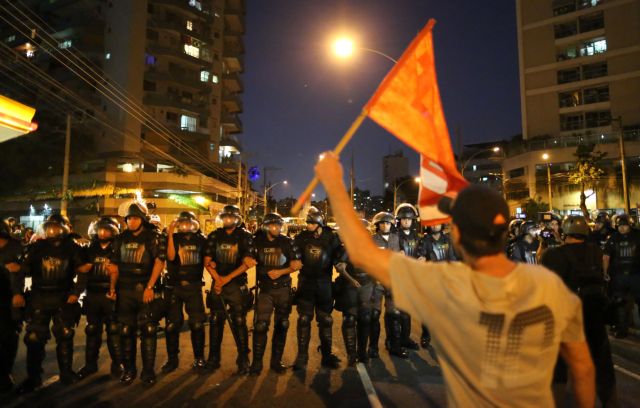 Βραζιλία: Καταγγελίες για πραγματικά πυρά από αστυνομικό σε διαδήλωση στο Ρίο