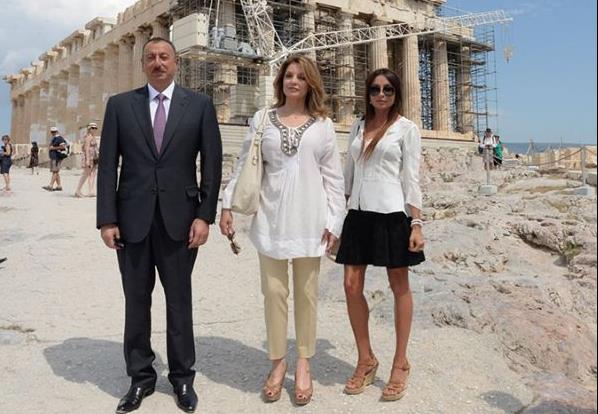 Με μίνι φόρεμα στην Ακρόπολη η σύζυγος του αζέρου προέδρου κέρδισε τις εντυπώσεις
