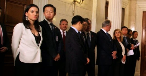 Το αδιάκριτο… βλέμμα του κινέζου αξιωματούχου στο Μέγαρο Μαξίμου