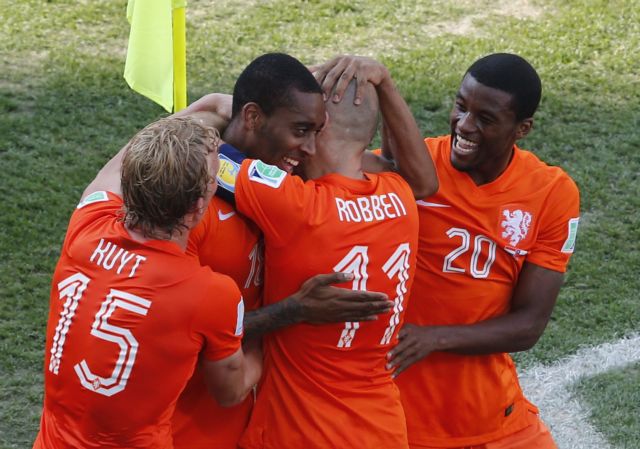 Η Ολλανδία νίκησε 2-0 τη Χιλή και πήρε την πρώτη θέση στον 2ο όμιλο