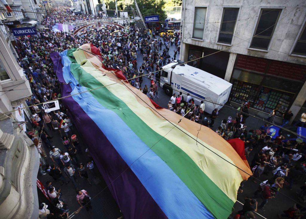 Δεκάδες χιλιάδες διαδηλωτές πραγματοποίησαν πορεία υπέρ των δικαιωμάτων των ομοφυλοφίλων στην Τουρκία