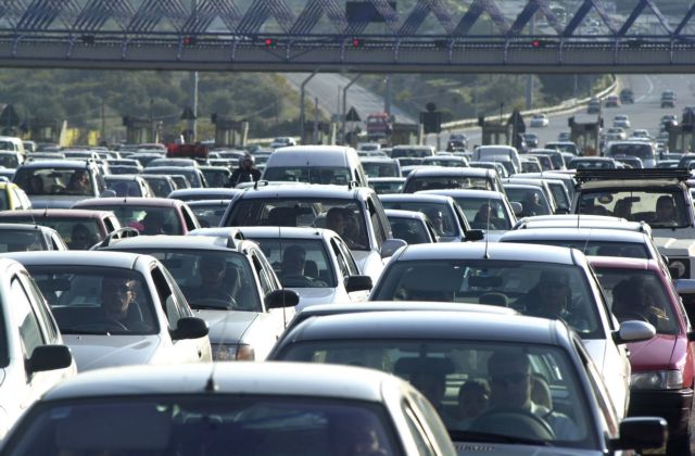 Δεκάδες χιλιάδες τα οχήματα που κυκλοφορούν χωρίς ΚΤΕΟ και ασφάλεια