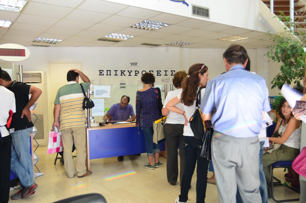 Handelsblatt: H Αθήνα θέλει να ξεφορτωθεί τους υπαλλήλους με πλαστά χαρτιά