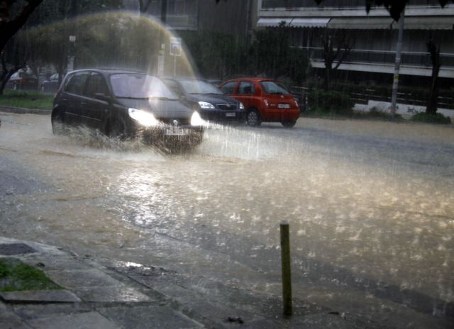 Πλημμύρες στη Λαμία από καταρρακτώδη βροχή