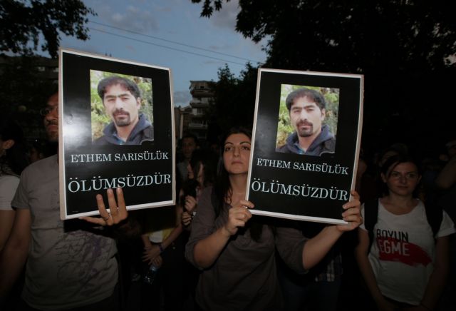 Τουρκία: Προφυλακίστηκε έναν χρόνο μετά ο αστυνομικός που σκότωσε με το πιστόλι του διαδηλωτή | tanea.gr