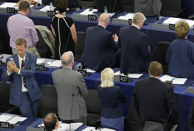 Την πλάτη τους στον ύμνο της ΕΕ γύρισαν ευρωφοβικοί βουλευτές