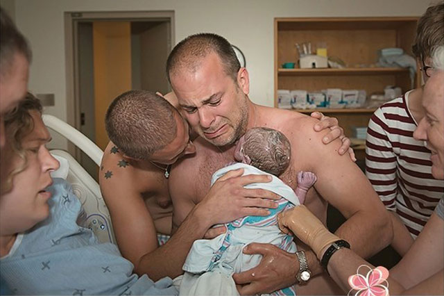 Τον γύρο του κόσμου κάνουν οι φωτογραφίες με τους δυο μπαμπάδες και το νεογέννητο παιδάκι