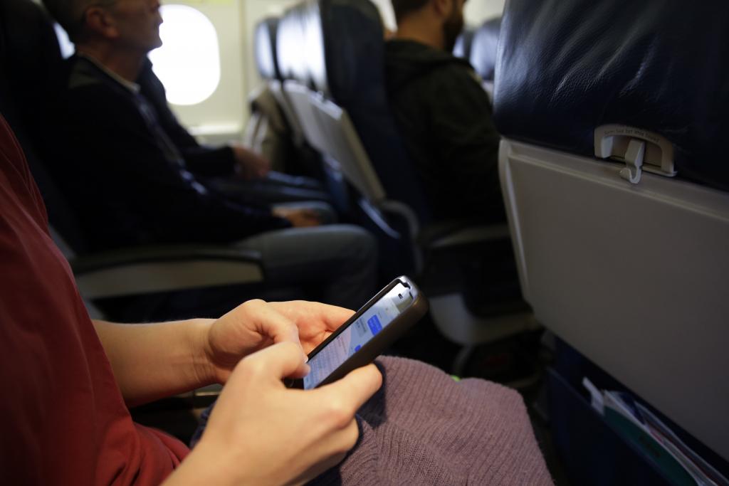 ΗΠΑ: Δεν θα επιτρέπονται στο αεροπλάνο κινητά ή λάπτοπ που δεν είναι φορτισμένα