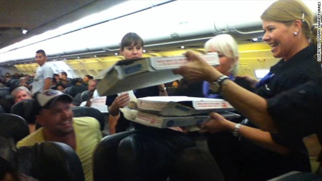 Ο πιλότος παρήγγειλε πίτσες για τους 160 επιβάτες του όταν το αεροπλάνο καθηλώθηκε λόγω καιρού