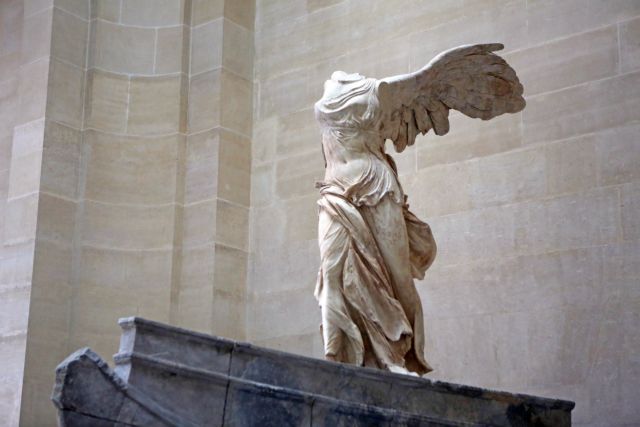 Η Νίκη της Σαμοθράκης ανοίγει ξανά τα φτερά της στο Λούβρο μετά από 10 μήνες απουσίας