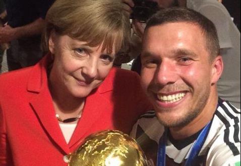 Η selfie του Ποντόλσκι με τη Μέρκελ και το παγκόσμιο κύπελλο