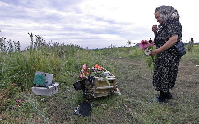 «Πόλεμος» πάνω από τους 298 νεκρούς: το Κίεβο κατηγορεί τη Μόσχα για την κατάρριψη του Boeing