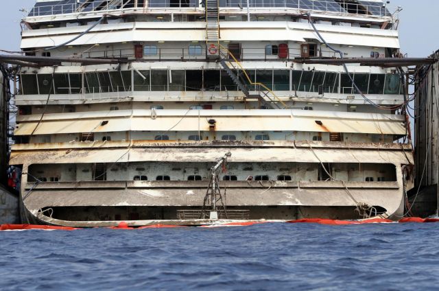 Το Costa Concordia επιπλέει και θα ρυμουλκηθεί μέχρι τη Γένοβα για να διαλυθεί
