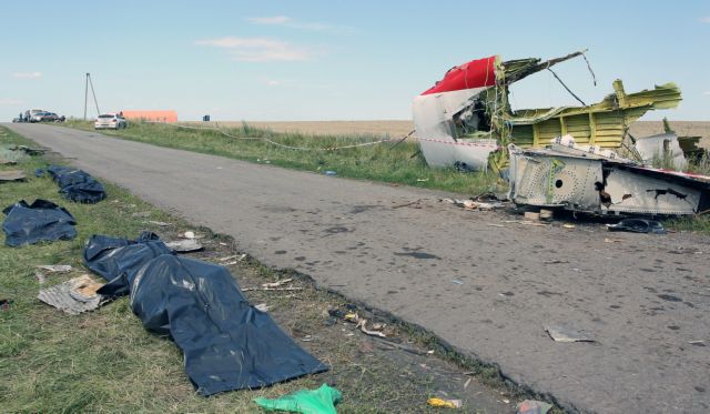 Ουκρανία: 251 πτώματα έχουν ανασυρθεί από τα συντρίμμια του Boeing, ενώ το χάος παραμένει