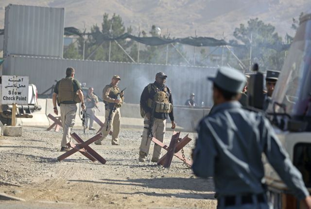 Τουλάχιστον τέσσερις νεκροί από επίθεση έξω από το αεροδρόμιο της Καμπούλ