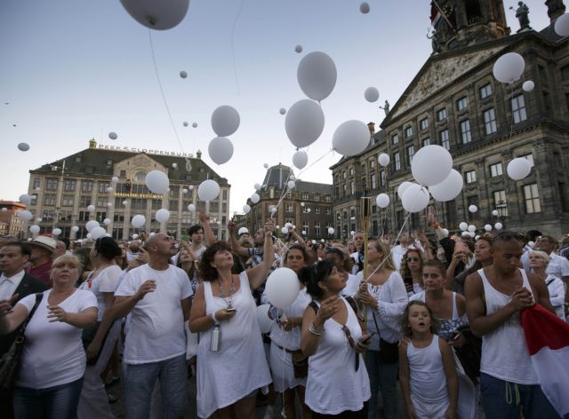 Λευκή πορεία στους δρόμους του Αμστερνταμ για τα θύματα της πτήσης MH17