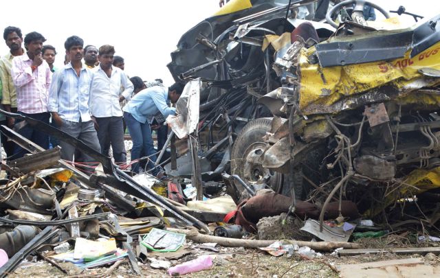 Ινδία: Τουλάχιστον 19 παιδιά νεκρά από σύγκρουση τρένου με σχολικό λεωφορείο
