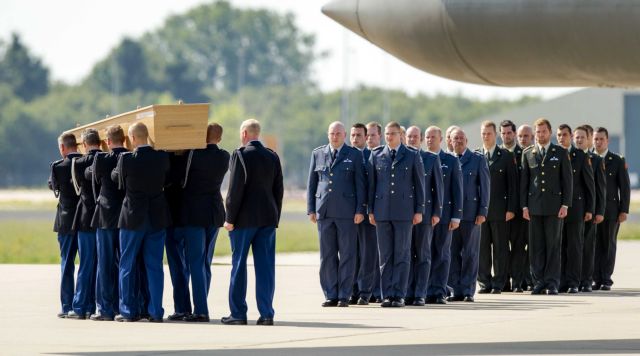 Αλλες 74 σοροί θυμάτων της αεροπορικής τραγωδίας της MH17 έφθασαν στην Ολλανδία