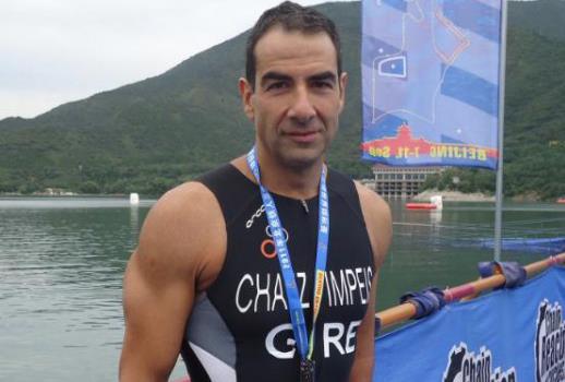 Eλληνας αθλητής με αναπηρία ολοκλήρωσε τον φημισμένο μαραθώνιο τριάθλου Ironman.
