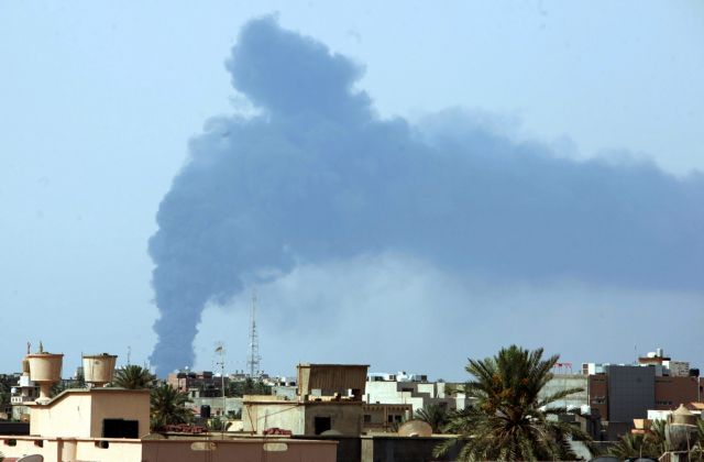 Λιβύη: Εκτός ελέγχου η πυρκαγιά σε δεξαμενές καυσίμων κοντά στο αεροδρόμιο της Τρίπολης