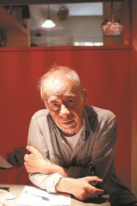 Ανάμεσα σε δύο κουλτούρες