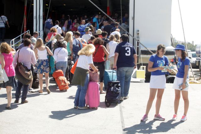 Με κάθε μέσο εγκαταλείπουν τα αστικά κέντρα οι αδειούχοι του Αυγούστου