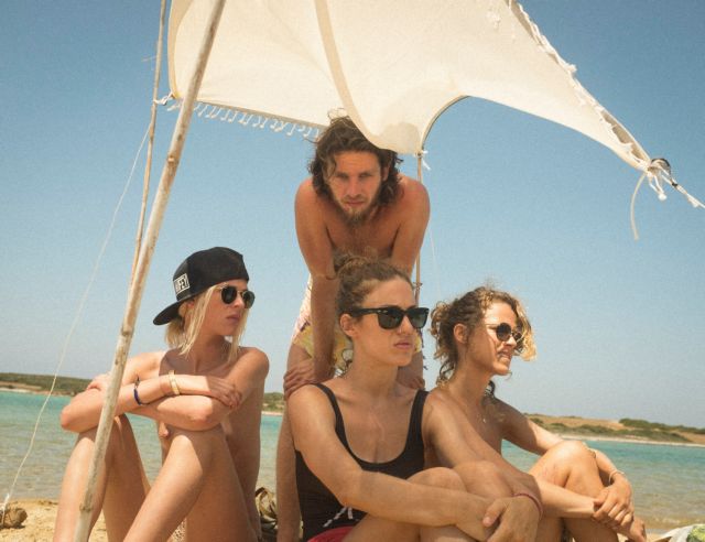 «Suntan»: Γυρίσματα στην Αντίπαρο, πόλεμος στο Κέντρο