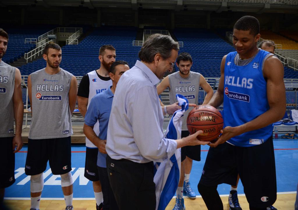 Την εθνική ομάδα μπάσκετ επισκέφθηκε ο Πρωθυπουργός Αντώνης Σαμαράς