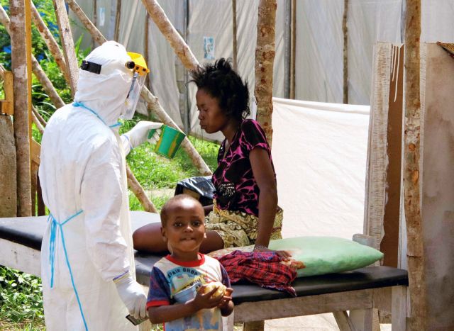Ενας ακόμη γιατρός που προσπάθησε να εμποδίσει τον Εμπολα πέθανε από τον ιό στη Σιέρα Λεόνε